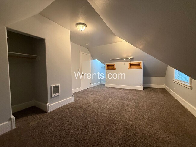 Building Photo - Full of Historic Charm & Character - Perry District  3 Bed/1 Bath Home