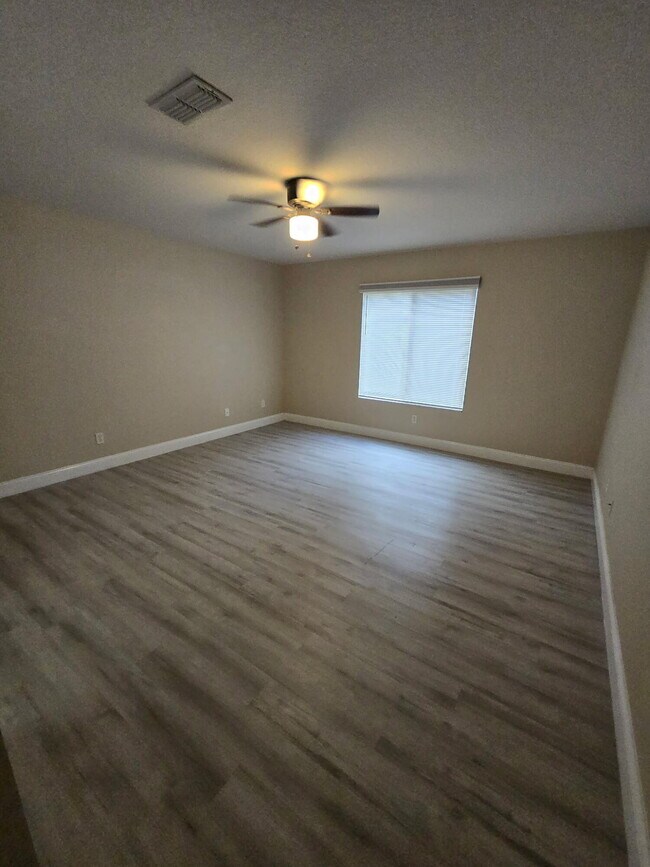 Building Photo - 1999 Newport Isles Blvd