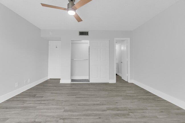 Building Photo - 200 Jacaranda Country Club Dr