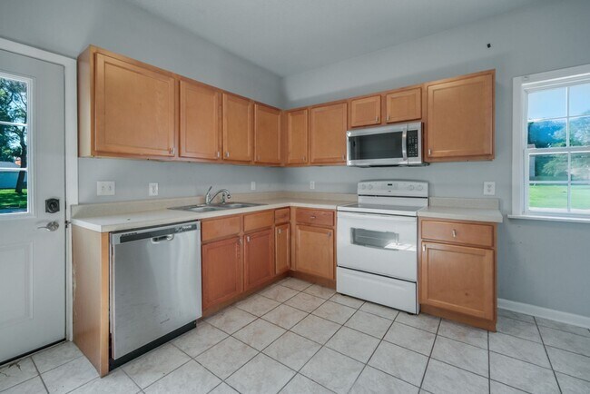 Building Photo - 3 BED, 1.5 BATH DUPLEX IN TUSCOLA