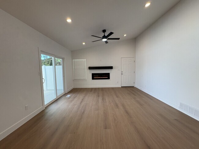 Building Photo - 765 Lupine Ct