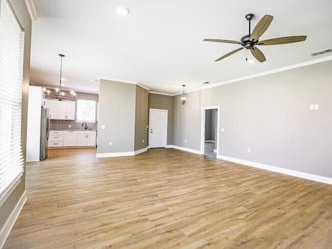 Building Photo - 13 Fernwood Dr