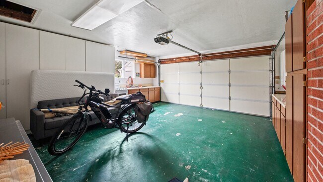 Building Photo - 1819 Cedar St