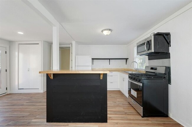 Building Photo - 1401 Windsor Rd