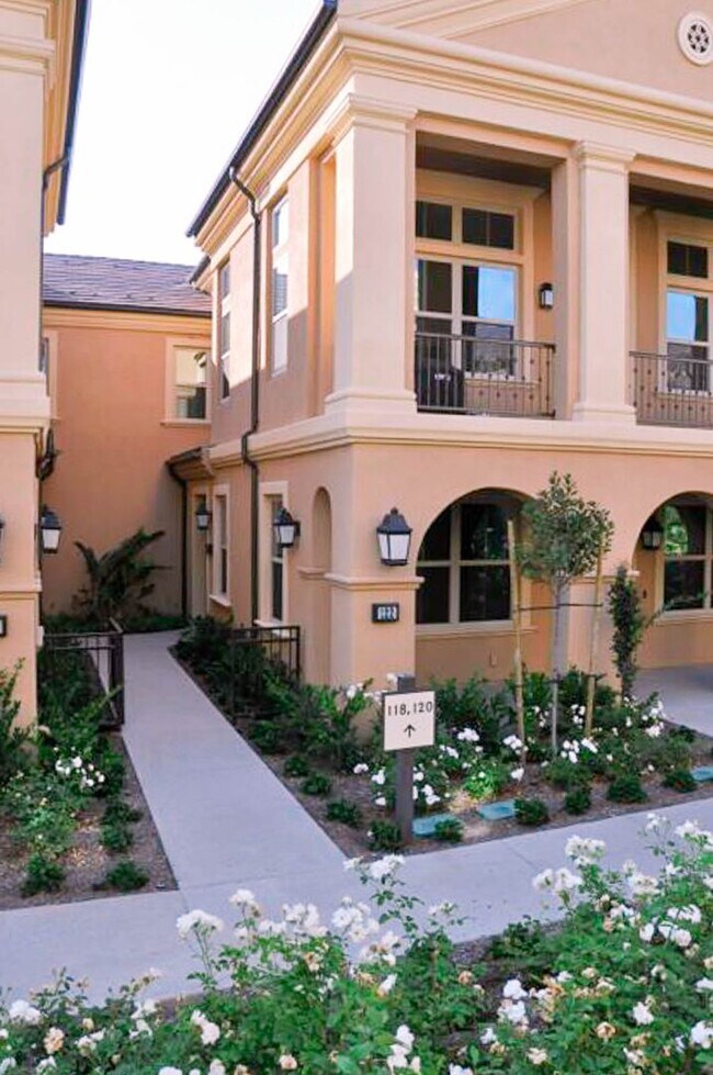 Building Photo - Beautiful 2 Bed/2 Bath Irvine Condo for Lease