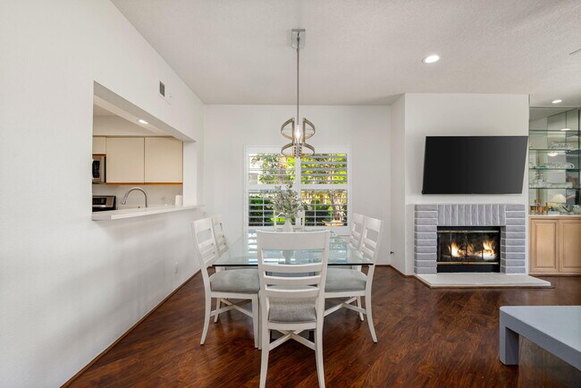 Building Photo - 270 Vista Royale Cir E