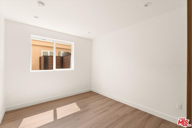 Building Photo - 5910 Mammoth Ave