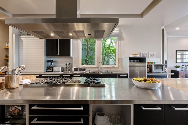 Building Photo - 2866 Pine St