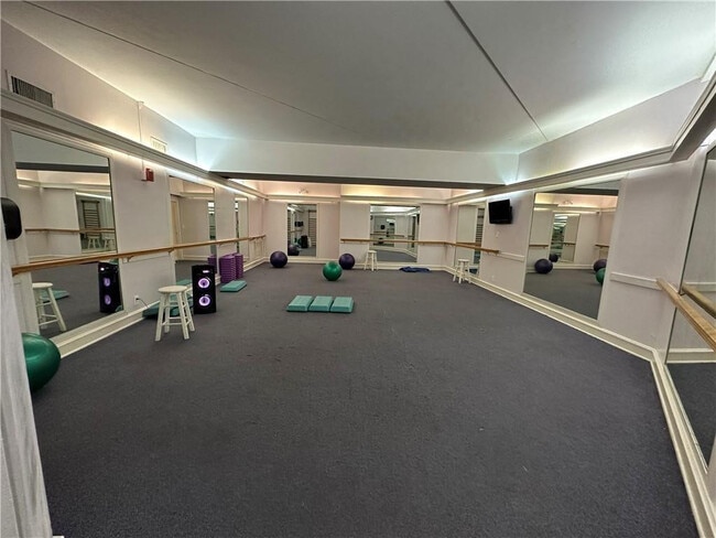 Building Photo - 3680 Inverrary Dr