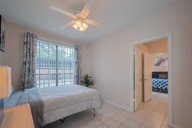 Building Photo - 2121 El Paseo St