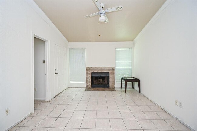 Building Photo - 3900 Woodchase Dr