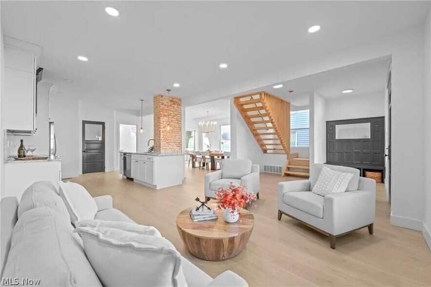 Building Photo - 1422 W 77th St