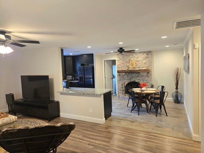 Building Photo - 6201 Bridgeport Dr