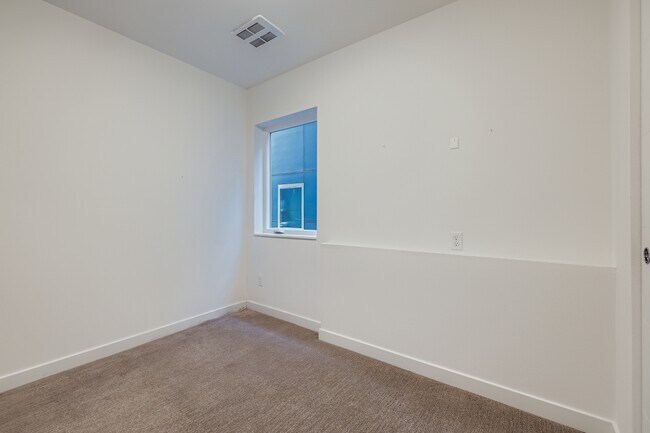 Building Photo - 12038 33rd Ave NE