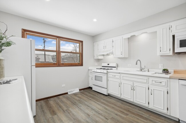 Building Photo - 722 McHenry Ave