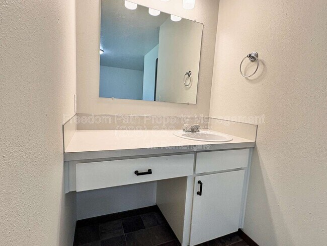 Building Photo - 2707 Fairway Dr