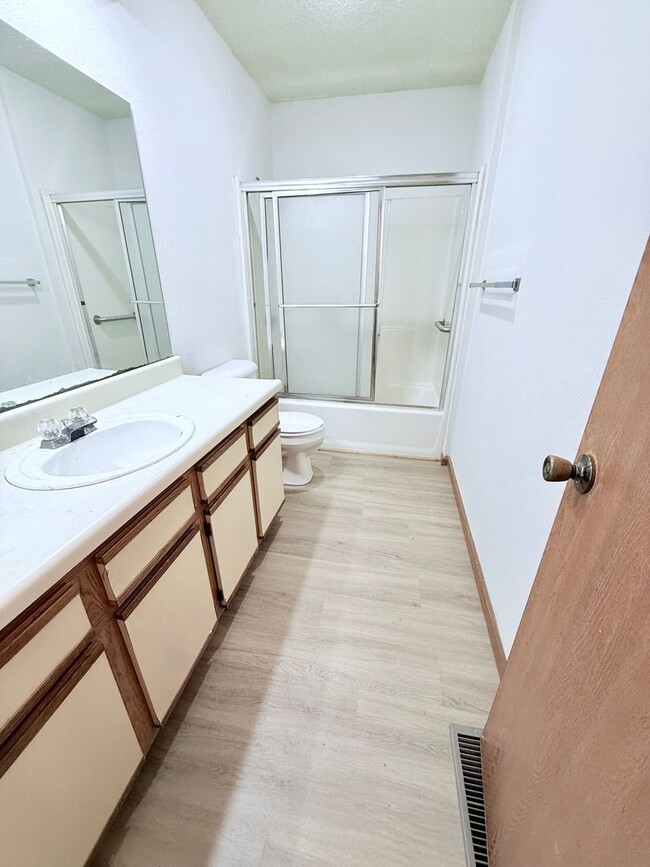 Building Photo - Great 3 Bed 2 Bath 2 Car Garage Flat Duplex- Pets ok!