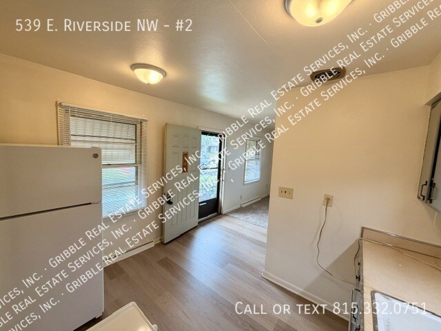 Building Photo - 539 E Riverside Blvd