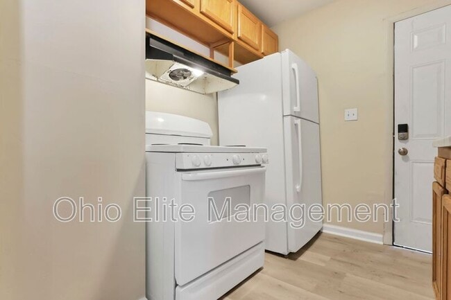 Building Photo - 347 1/2 E Welch Ave