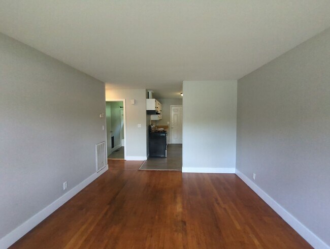 Building Photo - 1302 Ridgefield Cir