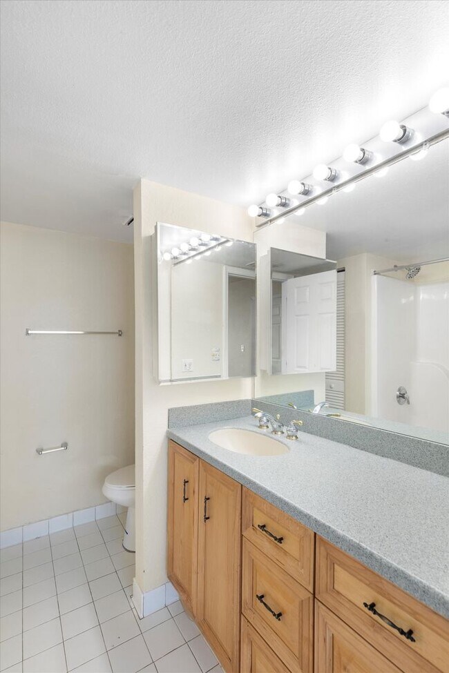 Building Photo - 2 Bedroom 2 Bathroom in the Salt Ponds Con...