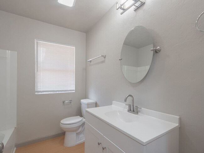 Building Photo - Charming 3 bedroom, 1.5 bath single-family home in a quiet northwest Oklahoma City neighborhood