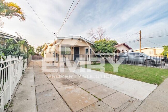 Building Photo - 3 Bedroom 1 Bathroom House for Rent Fishburn Ave Bell CA