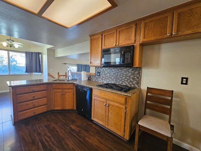 Building Photo - Large 4 bedroom two story in east Modesto!