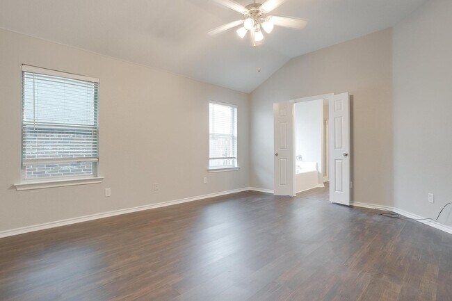 Building Photo - Great 3 Bedroom, 2 Bath, Brick Home in Gre...