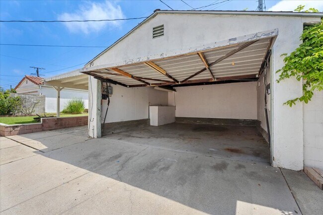 Building Photo - 8020 Cowan Ave