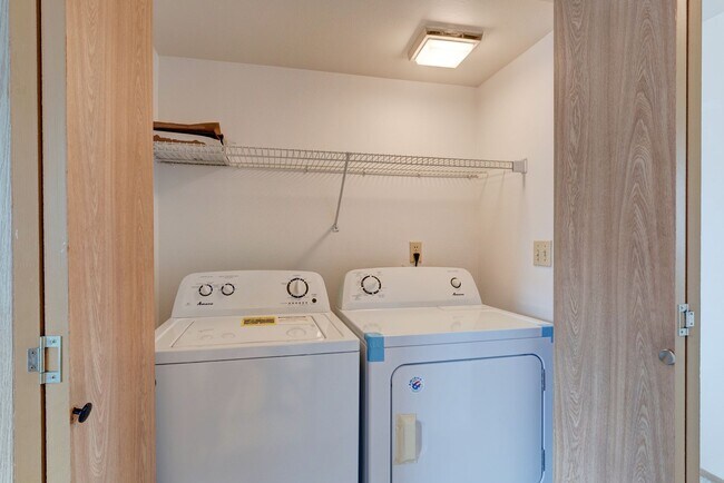 Building Photo - Recently Updated 2-Bedroom 2nd Floor Condo