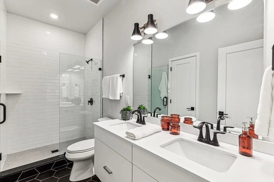 Building Photo - 6910 Ridge Ave