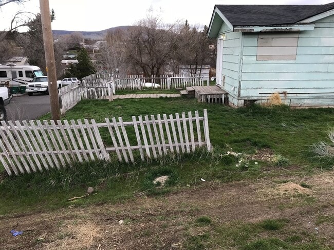 Building Photo - 220 Doty St