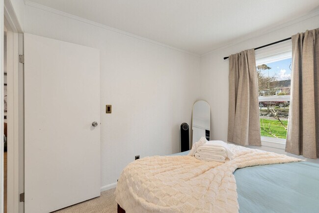 Building Photo - 5924 18th Ave SW