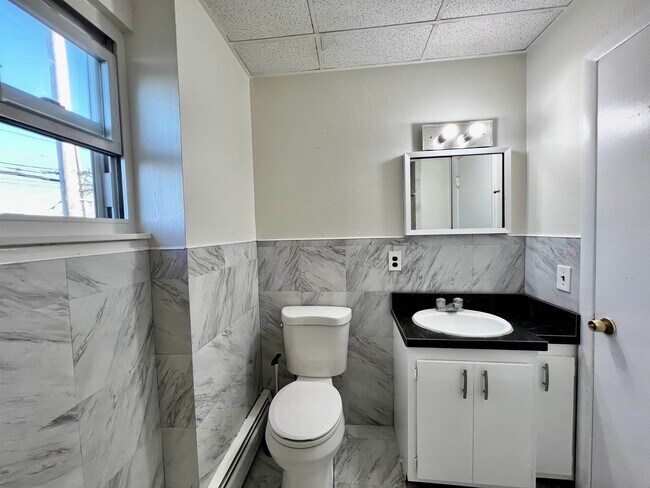 Building Photo - 455 Orient Way