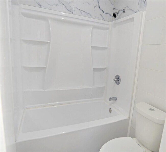 Building Photo - 291 Country Club Dr