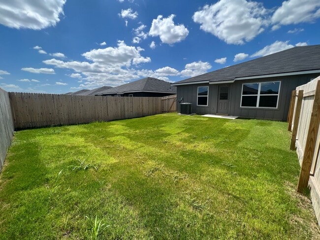 Building Photo - ** NEW / BEAUTIFUL / SPACIOUS / MODERN **