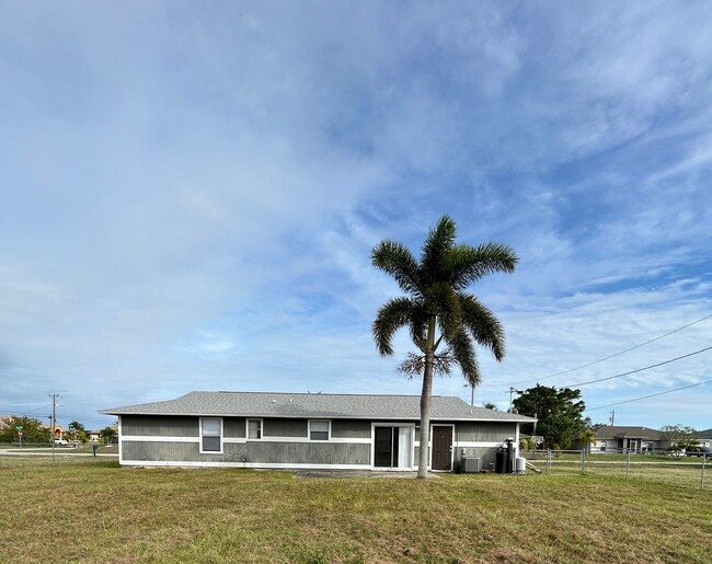 Building Photo - 3 bedroom 2 bath 1 car garage