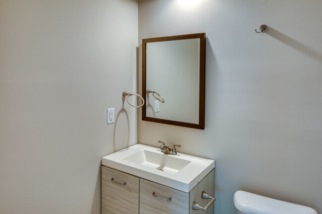 Building Photo - 2 Bed, 2 Bath Available Now!