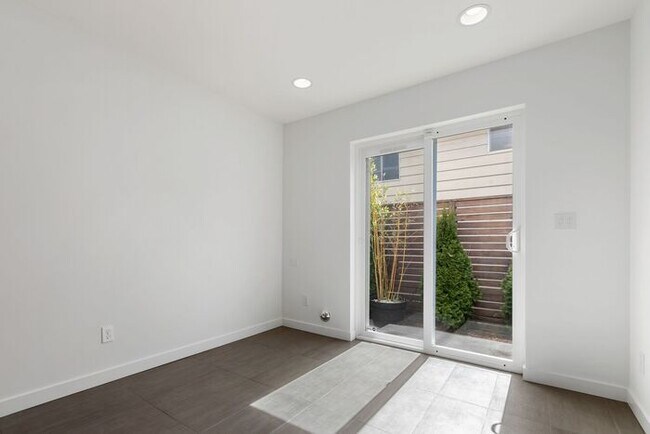 Building Photo - Stunning Modern Air-Conditioned in Coveted...