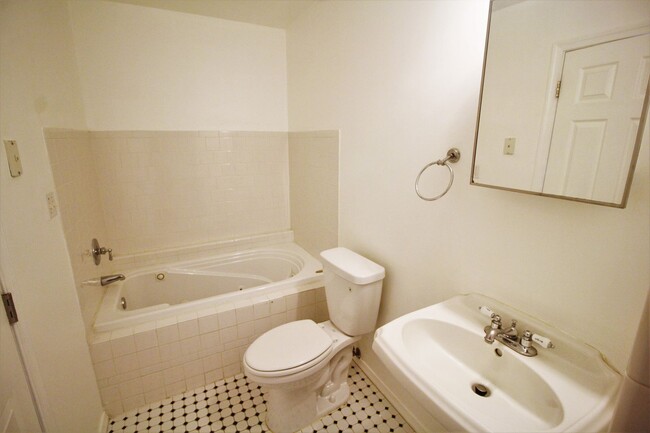 Building Photo - Gorgeous 2bd/1.5 ba Canton townhome. OSP, ...