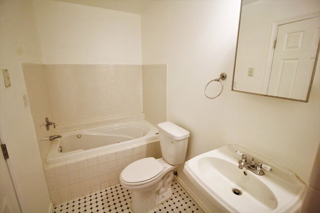 Building Photo - Gorgeous 2bd/1.5 ba Canton townhome. OSP, CAC, W/D and more! Available 3/13