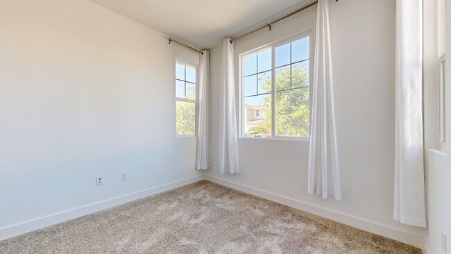 Building Photo - Bright & Beautiful 4 Bedroom 3 Full Bathroom Home!