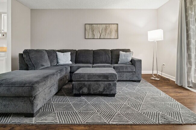 Building Photo - Great 2 bed 2 bath town house centrally lo...