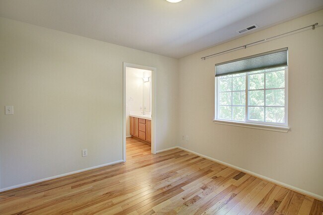 Building Photo - 3Bd/2.5Ba Redmond Home