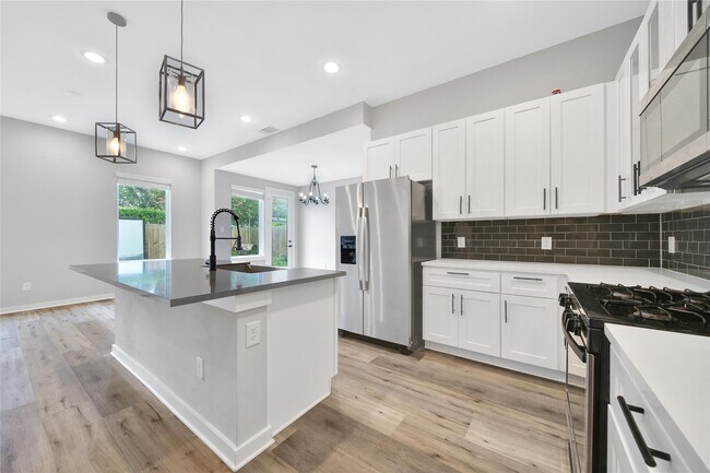Building Photo - 6727 Parker Oaks Ln