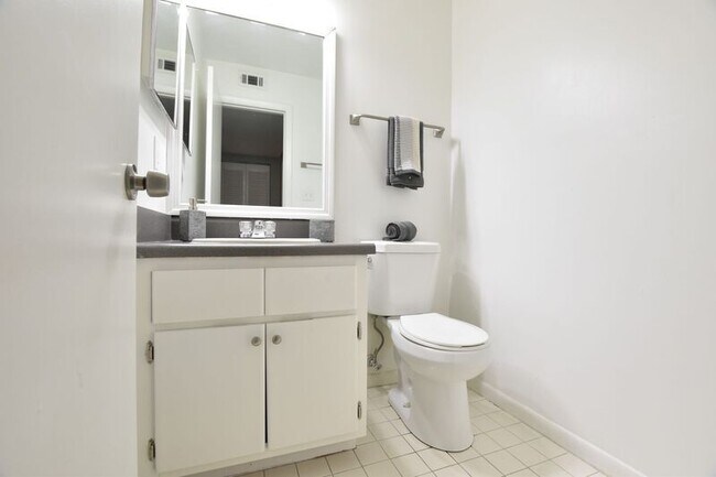 Building Photo - 2304 SW 35th Pl