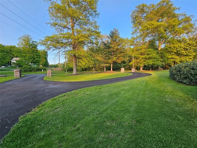 Building Photo - 13 Old Quaker Hill Rd