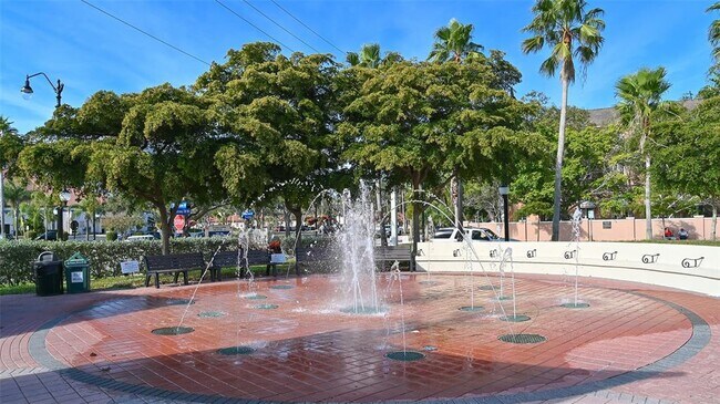 Building Photo - 817 Harbor Dr S