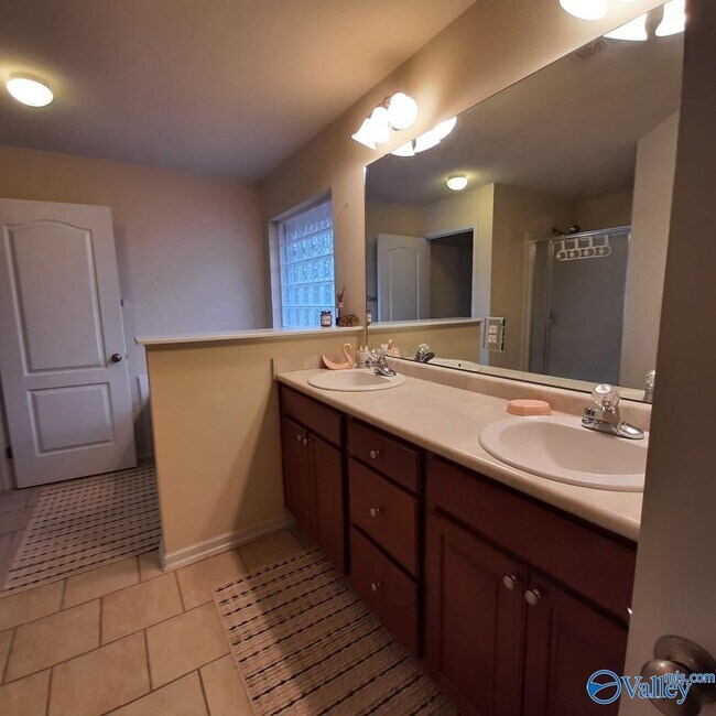 Building Photo - 160 Alderwood Dr